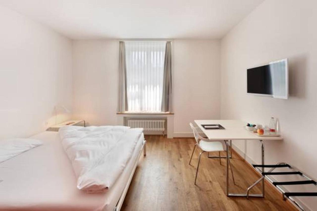 Hotel Im Schlosspark Binningen Номер фото