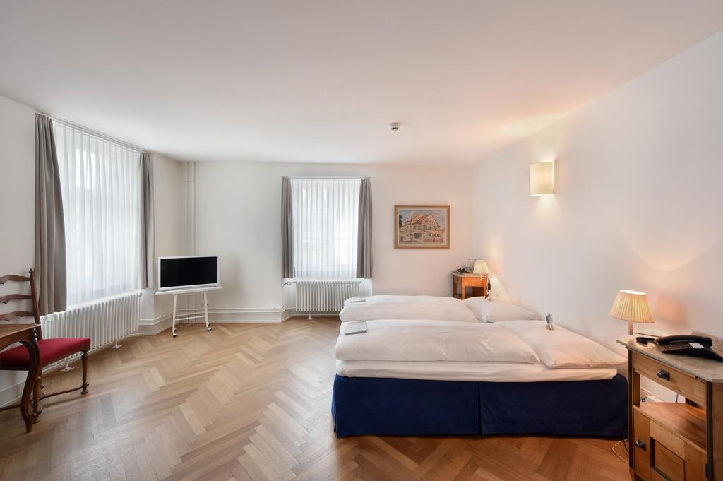 Hotel Im Schlosspark Binningen Екстер'єр фото